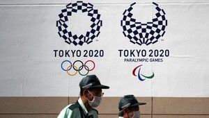 Olympijské výpravy sa zbiehajú v Tokiu. Prvá ma pozitívneho člena