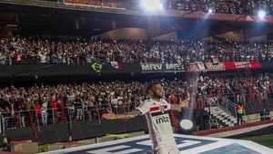 Epická Alves show. Novú posilu vítali desaťtisíce fanúšikov