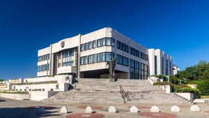 Poslancom zakázali parkovať pri parlamente