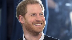 Šok pre kráľovskú rodinu! Harrymu bude pri písaní knihy pomáhať jedna z nich!