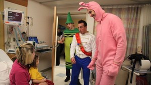 Chára potešil detských pacientov ako ružový zajačik