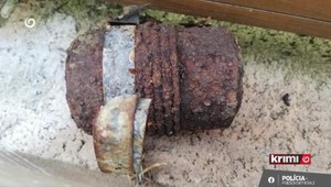 Muž ohrozil obyvateľov, keď do dediny doniesol nájdenú muníciu z lesa