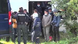 Prevádzač vyskočil z auta za jazdy. Viezol devätnásť migrantov
