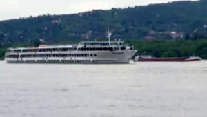 Havária na Dunaji, v strede rieky sa zrazili osobná a nákladná loď