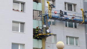 Tragédia v Petržalke: Pád z pracovného lešenia neprežil jeden človek