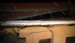 Časť strechy budovy sa zrútila na potrubie, hrozil výbuch!