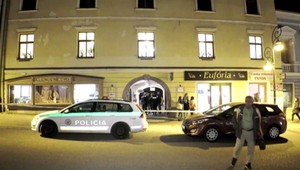 So samopalom na námestí plnom ľudí vykradli dvaja muži zlatníctvo. Svoj trest si na súde vypočul len jeden z nich