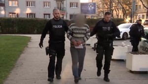 Muž, ktorý ubil svoju ženu na smrť, sa postavil pred sudcu