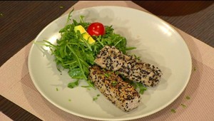 Tuniak v sezamovej kruste s rukolovým šalátom