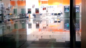 Ozbrojený lupič prepadol v Nitre banku. Odniesol si tisíce eur