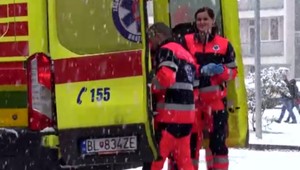 Syn nožničkami bodol do tváre vlastného otca. Dôvod jeho skratu zostáva záhadou