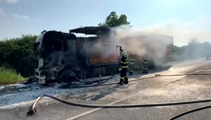 Požiar zničil kamión aj náves. Zaživa zhorelo vyše tisíc kusov hydiny