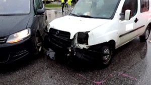 Opitý vodič nabúral, pokračoval v jazde a znova nabúral