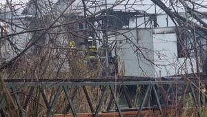 Hausbót zachvátil požiar. Miesto zabezpečovali policajné hliadky