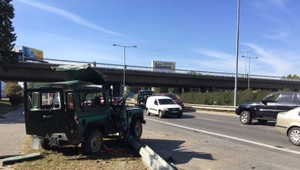 Kuriózna nehoda na bratislavskom obchvate. Z prívesného vozíka vypadli dve policajné autá