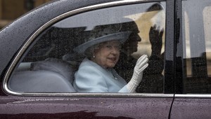 Kráľovná sa nikdy nevzdá trónu