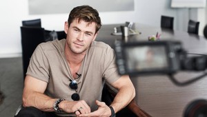 Chris Hemsworth sa zatúlal do živého vysielania a neuveríte, ako pomohol reportérke!