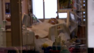 Nikdy sme nezažili toľko úmrtí ako teraz, hovoria zdravotníci starajúci sa o pacientov s Covid-19