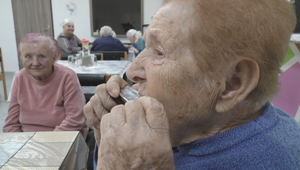 90-ročná muzikantka stále očarúva hrou na harmonike. Pre divákov má vzácnu radu