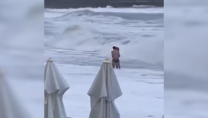 Romantická dovolenka skončila peklom: Ženu zmietla vlna, nikto jej nepomohol