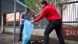 Upratovanie pred šampionátom. Do práce sa zapojil aj primátor Ftáčnik