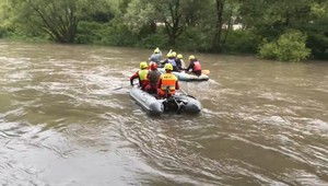 Pátracia akcia po nezvestnom mužovi pokračuje: Dobrovoľníci prehľadávajú Hron