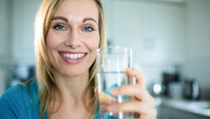 Malá zmena vám zlepší život: Viete, či piť vodu pred, počas alebo po jedle?