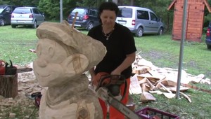 Oraváčka je majsterkou remesla. S motorovou pílou vytvára krásne drevárske výtvory