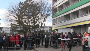 Ľudia z Ukrajiny čakajú na vybavenie dokumentov v dlhých radoch. Situáciu komplikuje dvojitá registrácia