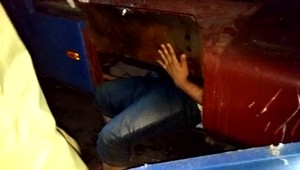 V skrytej časti zadržaného auta našli živého muža