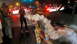 Policajti v akcii, demonštrácie vo Fergusone pretrvávajú