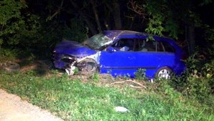 Z krčmy za volant a do stromu! Mladík (29) nafúkal 3 promile!