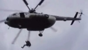 Skok z helikoptéry zachránil život pilotovi a pasažierke