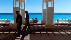 Turisti opúšťajú Nice, bary a reštaurácie na promenáde zívajú prázdnotou