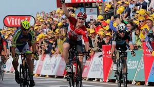 Sagan prehral špurt druhej etapy o milimetre s Greipelom