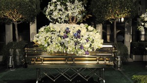 Jacksonov hrob zasypú tisíckami slnečníc