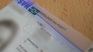 Žiadosti prijímajú, ale kartičiek niet. Cudzinci majú problém s povolením na pobyt