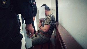 Rastislav, ktorý ohrozoval vodičov samopalom, ide do väzby