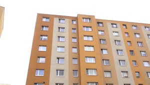 Mŕtvu ženu našli ráno obyvatelia sídliska. Zomrela po páde z okna na najvyššom poschodí