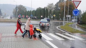 Záchranári zrazili dievčatko na priechode!