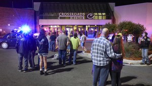 Muž pobodal v nákupnom centre v Minnesote 8 ľudí, kým ho policajt zabil