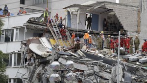 Po zemetrasení v Mexiku zachránili z trosiek 115 živých ľudí, zomrelo 295