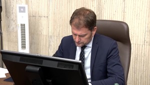 Heger sľubuje konkrétne riešenia koaličnej krízy: Sú to len formality, napríklad tresty za útoky, reaguje SaS