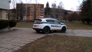 Záchranná akcia policajtov. Muža našli visieť na opasku