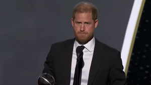 Princ Harry po prehre na súde prekvapil! Chce sa ZMIERIŤ s rodinou, otec s ním nekomunikuje!