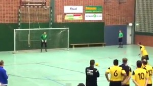 Najkurióznejší gól z haly! Futbalový hit zimy sa už dovalil aj k nám!