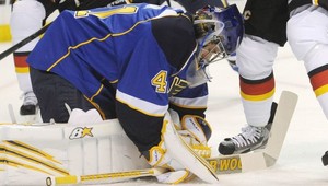 Halák uhasil plamene, Chárov Boston doma neskóroval