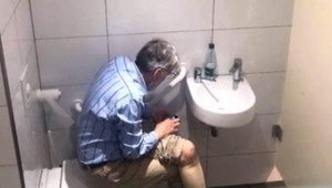 Športový škandál. Český šachista si overoval na záchode ťahy