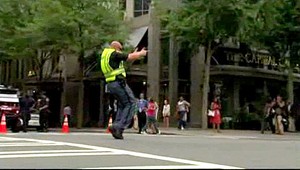 Nervóznym vodičom spríjemnil všedný deň tancujúci policajt