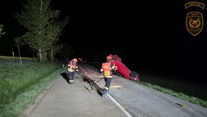 Auto sa po náraze niekoľkokrát prevrátilo, vodič (29†) nehodu neprežil